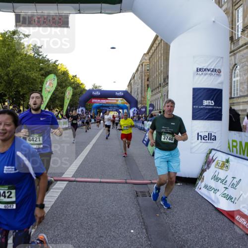 01.09.2024 - BARMER Alsterlauf Kathrin Stürmer Photography http://msf.ph/oto/6970810 01.09.2024 10:05:21 Ziel 2115, 2199, 2507, 2792, 2889, 2979, 3910, 3911, 5112, 5311, 2096, 2478, 2494, 2746, 2748, 2845, 2966, 3172, 3232, 3237, 3607, 3740, 3785, 3786, 3985, 4030, 4042, 4094, 4219, 4421, 4530, 4535, 4616, 4660, 4940, 4965, 5154, 5182, 5185, 5194, 8333 meine-sportfotos.de