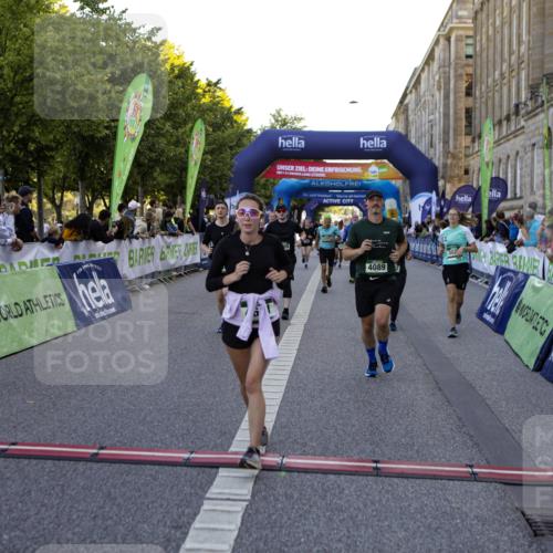 01.09.2024 - BARMER Alsterlauf Kathrin Stürmer Photography http://msf.ph/oto/6970941 01.09.2024 10:06:32 Ziel 1178, 2377, 2378, 2546, 2574, 2575, 2593, 2621, 2622, 2842, 2846, 3110, 3158, 3265, 3307, 3497, 3871, 4004, 4073, 4442, 4586, 4676, 5307, 2029, 2351, 2358, 2439, 2464, 2670, 2900, 3022, 3025, 3689, 3795, 4089, 4202, 4333, 4522, 4631, 4648, 4755, 4756, 4820, 5058, 5195, 8017, 8286 meine-sportfotos.de