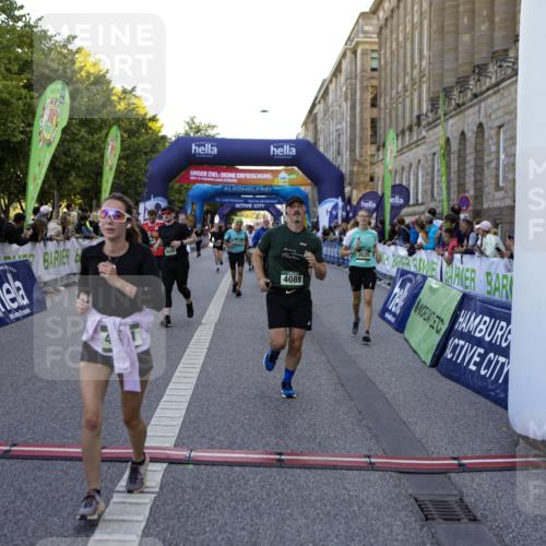 01.09.2024 - BARMER Alsterlauf Kathrin Stürmer Photography http://msf.ph/oto/6970943 01.09.2024 10:06:32 Ziel 1178, 2377, 2378, 2546, 2574, 2575, 2593, 2621, 2622, 2842, 2846, 3110, 3158, 3265, 3307, 3497, 3871, 4004, 4073, 4442, 4586, 4676, 5307, 2029, 2351, 2358, 2439, 2464, 2670, 2900, 3022, 3025, 3689, 3795, 4089, 4202, 4333, 4522, 4631, 4648, 4755, 4756, 4820, 5058, 5195, 8017, 8286 meine-sportfotos.de
