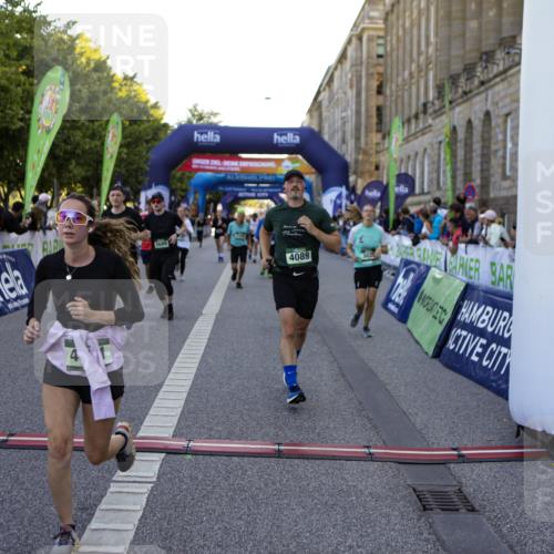 01.09.2024 - BARMER Alsterlauf Kathrin Stürmer Photography http://msf.ph/oto/6970944 01.09.2024 10:06:32 Ziel 1178, 2377, 2378, 2546, 2574, 2575, 2593, 2621, 2622, 2842, 2846, 3110, 3158, 3265, 3307, 3497, 3871, 4004, 4073, 4442, 4586, 4676, 5307, 2029, 2351, 2358, 2439, 2464, 2670, 2900, 3022, 3025, 3689, 3795, 4089, 4202, 4333, 4522, 4631, 4648, 4755, 4756, 4820, 5058, 5195, 8017, 8286 meine-sportfotos.de