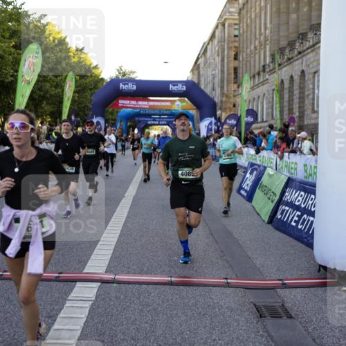01.09.2024 - BARMER Alsterlauf Kathrin Stürmer Photography http://msf.ph/oto/6970945 01.09.2024 10:06:32 Ziel 1178, 2377, 2378, 2546, 2574, 2575, 2593, 2621, 2622, 2842, 2846, 3110, 3158, 3265, 3307, 3497, 3871, 4004, 4073, 4442, 4586, 4676, 5307, 2029, 2351, 2358, 2439, 2464, 2670, 2900, 3022, 3025, 3689, 3795, 4089, 4202, 4333, 4522, 4631, 4648, 4755, 4756, 4820, 5058, 5195, 8017, 8286 meine-sportfotos.de