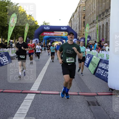 01.09.2024 - BARMER Alsterlauf Kathrin Stürmer Photography http://msf.ph/oto/6970948 01.09.2024 10:06:33 Ziel 1178, 2377, 2378, 2574, 2575, 2593, 2621, 2622, 2842, 2846, 3110, 3158, 3265, 3307, 3497, 3871, 4004, 4073, 4442, 4586, 4676, 5307, 2029, 2351, 2358, 2439, 2464, 2670, 2900, 3022, 3025, 3263, 3689, 3795, 4089, 4202, 4333, 4522, 4631, 4648, 4755, 4756, 4820, 5058, 5195, 8017, 8286 meine-sportfotos.de
