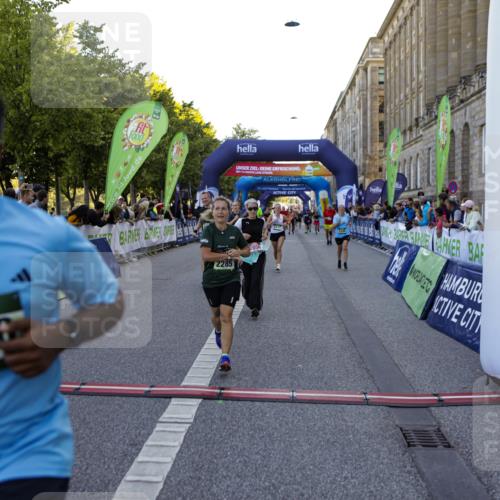 01.09.2024 - BARMER Alsterlauf Kathrin Stürmer Photography http://msf.ph/oto/6970971 01.09.2024 10:07:08 Ziel 2271, 2972, 3314, 3363, 3445, 4243, 4346, 4951, 5049, 5050, 5090, 5132, 2157, 2285, 2547, 2718, 2856, 2946, 2978, 3313, 3849, 4009, 4037, 4038, 4161, 4459, 4717, 5227, 5288 meine-sportfotos.de