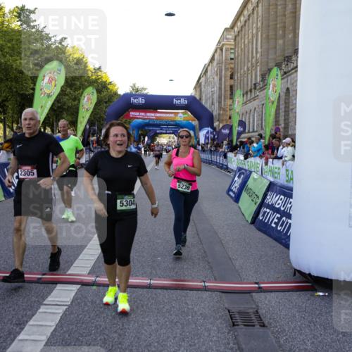 01.09.2024 - BARMER Alsterlauf Kathrin Stürmer Photography http://msf.ph/oto/6971029 01.09.2024 10:07:29 Ziel 2140, 2175, 2241, 2825, 2960, 2965, 2980, 3348, 3349, 4017, 4503, 4642, 4691, 8120, 8167, 2305, 2317, 2415, 2673, 2996, 3120, 3153, 3296, 3649, 3657, 3945, 4160, 4320, 4409, 4918, 5110, 5123, 5176, 5200, 5239, 5304 meine-sportfotos.de