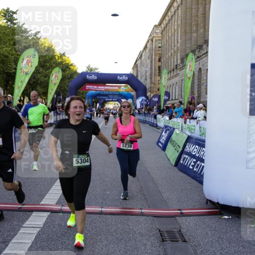 01.09.2024 - BARMER Alsterlauf Kathrin Stürmer Photography http://msf.ph/oto/6971030 01.09.2024 10:07:29 Ziel 2140, 2175, 2241, 2825, 2960, 2965, 2980, 3348, 3349, 4017, 4503, 4642, 4691, 8120, 8167, 2305, 2317, 2415, 2673, 2996, 3120, 3153, 3296, 3649, 3657, 3945, 4160, 4320, 4409, 4918, 5110, 5123, 5176, 5200, 5239, 5304 meine-sportfotos.de