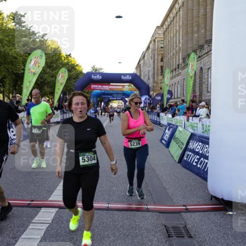 01.09.2024 - BARMER Alsterlauf Kathrin Stürmer Photography http://msf.ph/oto/6971031 01.09.2024 10:07:30 Ziel 2140, 2175, 2241, 2825, 2960, 3348, 3349, 4017, 4503, 4642, 4691, 8120, 8167, 2305, 2317, 2415, 2673, 2996, 3153, 3296, 3657, 3859, 3945, 4160, 4320, 4918, 5110, 5123, 5176, 5200, 5239, 5304 meine-sportfotos.de