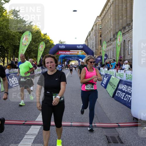 01.09.2024 - BARMER Alsterlauf Kathrin Stürmer Photography http://msf.ph/oto/6971032 01.09.2024 10:07:30 Ziel 2140, 2175, 2241, 2825, 2960, 3348, 3349, 4017, 4503, 4642, 4691, 8120, 8167, 2305, 2317, 2415, 2673, 2996, 3153, 3296, 3657, 3859, 3945, 4160, 4320, 4918, 5110, 5123, 5176, 5200, 5239, 5304 meine-sportfotos.de