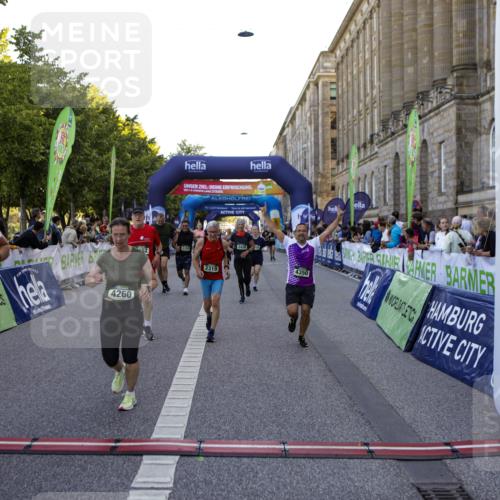 01.09.2024 - BARMER Alsterlauf Kathrin Stürmer Photography http://msf.ph/oto/6971068 01.09.2024 10:07:45 Ziel 2002, 2083, 2140, 2300, 2448, 2459, 2460, 2683, 4261, 4347, 4348, 4503, 4707, 4810, 5119, 8271, 2319, 2342, 2405, 2426, 3054, 3229, 3358, 3359, 3859, 3924, 4065, 4260, 4280, 4350, 4462, 4768, 4769, 5035, 8059 meine-sportfotos.de