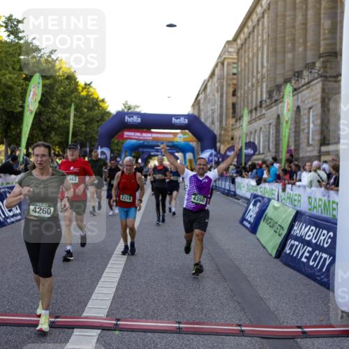 01.09.2024 - BARMER Alsterlauf Kathrin Stürmer Photography http://msf.ph/oto/6971071 01.09.2024 10:07:46 Ziel 2002, 2083, 2140, 2300, 2448, 2459, 2460, 2683, 3885, 4261, 4347, 4348, 4503, 4707, 4810, 5119, 8271, 2319, 2342, 2405, 2426, 3054, 3229, 3358, 3359, 3924, 4065, 4260, 4280, 4350, 4462, 4768, 4769, 5035, 8059 meine-sportfotos.de
