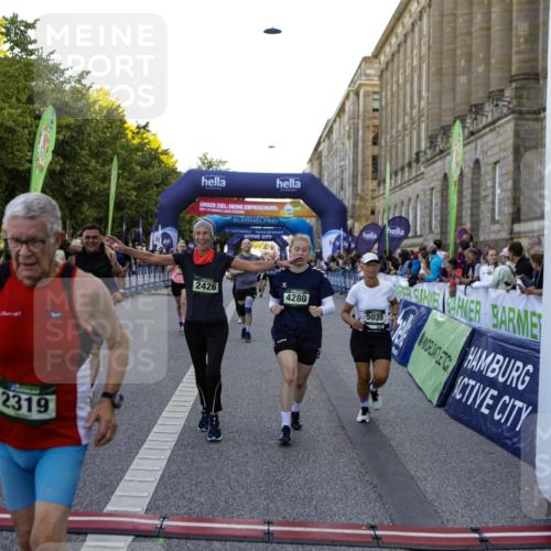 01.09.2024 - BARMER Alsterlauf Kathrin Stürmer Photography http://msf.ph/oto/6971075 01.09.2024 10:07:48 Ziel 2002, 2083, 2300, 2448, 2459, 2460, 2683, 3885, 4261, 4347, 4348, 4707, 4810, 5119, 8271, 2319, 2342, 2405, 2426, 2525, 3054, 3229, 3358, 3359, 3924, 4065, 4260, 4280, 4350, 4462, 4733, 4768, 4769, 5035, 5104, 5280 meine-sportfotos.de