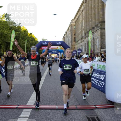 01.09.2024 - BARMER Alsterlauf Kathrin Stürmer Photography http://msf.ph/oto/6971079 01.09.2024 10:07:49 Ziel 2002, 2083, 2300, 2448, 2459, 2460, 2683, 3885, 4261, 4347, 4348, 4707, 4810, 5119, 8271, 2319, 2342, 2405, 2426, 2525, 3054, 3229, 3358, 3359, 3924, 4065, 4260, 4280, 4350, 4462, 4550, 4733, 4768, 4769, 4880, 5035, 5104, 5280 meine-sportfotos.de