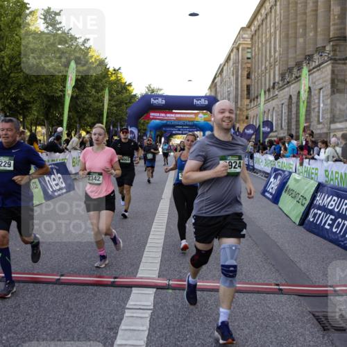 01.09.2024 - BARMER Alsterlauf Kathrin Stürmer Photography http://msf.ph/oto/6971085 01.09.2024 10:07:51 Ziel 2002, 2083, 2300, 2448, 2459, 2460, 2683, 3819, 3820, 3885, 4261, 4347, 4348, 4707, 4810, 5119, 8271, 2319, 2342, 2405, 2426, 2525, 3054, 3229, 3321, 3337, 3358, 3359, 3924, 4065, 4260, 4280, 4350, 4462, 4550, 4733, 4880, 5035, 5104, 5280 meine-sportfotos.de