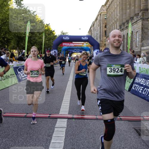 01.09.2024 - BARMER Alsterlauf Kathrin Stürmer Photography http://msf.ph/oto/6971086 01.09.2024 10:07:52 Ziel 2002, 2083, 2300, 2448, 2459, 2460, 2683, 3819, 3820, 3885, 4261, 4347, 4348, 4707, 4810, 5119, 8271, 2319, 2342, 2426, 2525, 3054, 3229, 3321, 3335, 3337, 3358, 3359, 3924, 4065, 4260, 4280, 4350, 4462, 4550, 4733, 4750, 4880, 5035, 5104, 5280 meine-sportfotos.de
