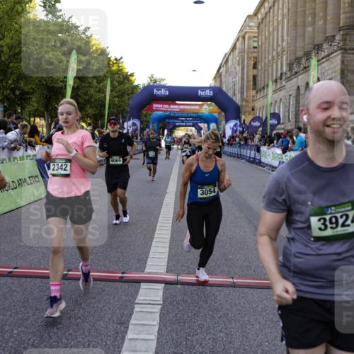 01.09.2024 - BARMER Alsterlauf Kathrin Stürmer Photography http://msf.ph/oto/6971087 01.09.2024 10:07:52 Ziel 2002, 2083, 2300, 2448, 2459, 2460, 2683, 3819, 3820, 3885, 4261, 4347, 4348, 4707, 4810, 5119, 8271, 2319, 2342, 2426, 2525, 3054, 3229, 3321, 3335, 3337, 3358, 3359, 3924, 4065, 4260, 4280, 4350, 4462, 4550, 4733, 4750, 4880, 5035, 5104, 5280 meine-sportfotos.de