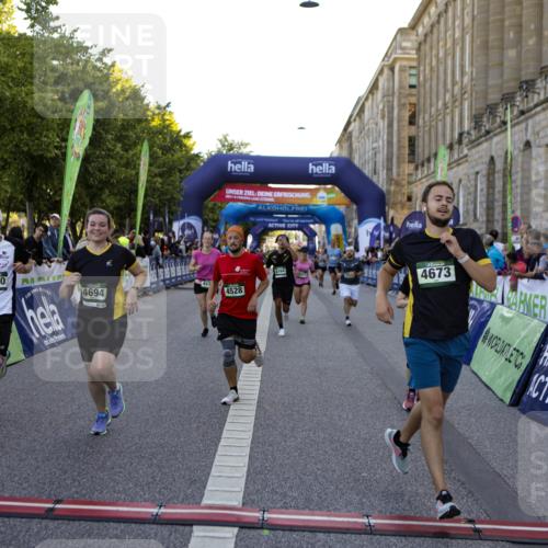 01.09.2024 - BARMER Alsterlauf Kathrin Stürmer Photography http://msf.ph/oto/6971114 01.09.2024 10:08:05 Ziel 2452, 2468, 2791, 3240, 3320, 3819, 3820, 3885, 3937, 5127, 5128, 2050, 2228, 2367, 2374, 2400, 2867, 3262, 3321, 3335, 3337, 3345, 3584, 3864, 3870, 3964, 4528, 4570, 4673, 4694, 4750, 4919, 8164 meine-sportfotos.de
