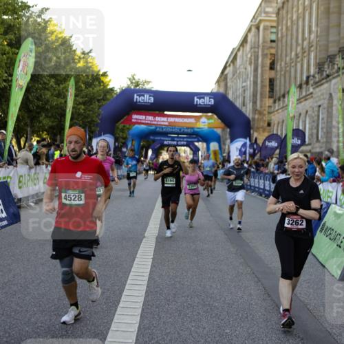01.09.2024 - BARMER Alsterlauf Kathrin Stürmer Photography http://msf.ph/oto/6971115 01.09.2024 10:08:06 Ziel 2452, 2468, 2791, 3240, 3320, 3344, 3739, 3819, 3820, 3885, 3937, 5127, 5128, 2050, 2228, 2367, 2374, 2400, 2867, 3262, 3321, 3335, 3337, 3345, 3584, 3767, 3864, 3870, 3964, 4195, 4528, 4570, 4673, 4694, 4750, 4919, 8164 meine-sportfotos.de