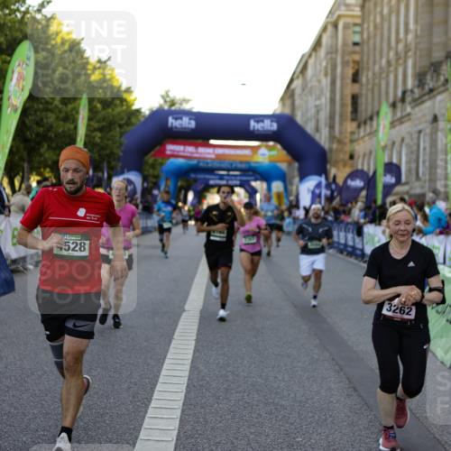 01.09.2024 - BARMER Alsterlauf Kathrin Stürmer Photography http://msf.ph/oto/6971116 01.09.2024 10:08:06 Ziel 2452, 2468, 2791, 3240, 3320, 3344, 3739, 3819, 3820, 3885, 3937, 5127, 5128, 2050, 2228, 2367, 2374, 2400, 2867, 3262, 3321, 3335, 3337, 3345, 3584, 3767, 3864, 3870, 3964, 4195, 4528, 4570, 4673, 4694, 4750, 4919, 8164 meine-sportfotos.de