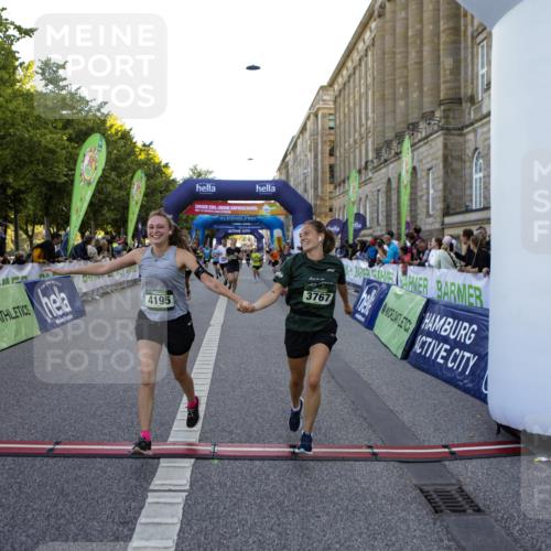 01.09.2024 - BARMER Alsterlauf Kathrin Stürmer Photography http://msf.ph/oto/6971138 01.09.2024 10:08:15 Ziel 2051, 2196, 2435, 2452, 2468, 2687, 2713, 3213, 3240, 3320, 3344, 3738, 3739, 3784, 3937, 4921, 4922, 5127, 5128, 2264, 2367, 2374, 2695, 2896, 2941, 3084, 3085, 3584, 3767, 3864, 3964, 4007, 4195, 4210, 4919, 5219 meine-sportfotos.de