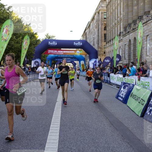 01.09.2024 - BARMER Alsterlauf Kathrin Stürmer Photography http://msf.ph/oto/6971144 01.09.2024 10:08:18 Ziel 2051, 2196, 2432, 2433, 2435, 2452, 2468, 2687, 2713, 3213, 3240, 3320, 3344, 3738, 3739, 3784, 3937, 4921, 4922, 2264, 2374, 2695, 2852, 2896, 2941, 2952, 3084, 3085, 3381, 3696, 3767, 3864, 3964, 4007, 4195, 4210, 4786, 4919, 5219 meine-sportfotos.de