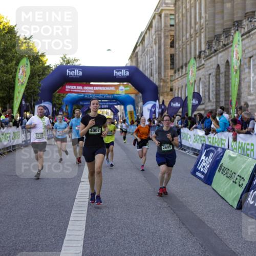 01.09.2024 - BARMER Alsterlauf Kathrin Stürmer Photography http://msf.ph/oto/6971146 01.09.2024 10:08:19 Ziel 2051, 2196, 2432, 2433, 2435, 2452, 2468, 2687, 2713, 3213, 3240, 3320, 3344, 3738, 3739, 3784, 3937, 4921, 4922, 2264, 2374, 2695, 2852, 2896, 2941, 2952, 3084, 3085, 3381, 3696, 3767, 4007, 4195, 4210, 4786, 4919, 5219 meine-sportfotos.de