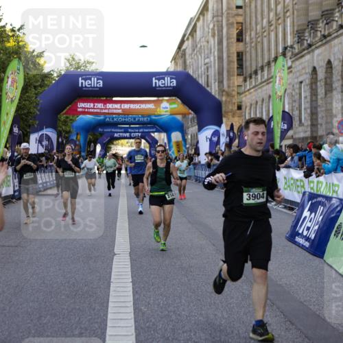 01.09.2024 - BARMER Alsterlauf Kathrin Stürmer Photography http://msf.ph/oto/6971169 01.09.2024 10:08:30 Ziel 2053, 2432, 2433, 2434, 2435, 2687, 2713, 3213, 3346, 4469, 4653, 8374, 8375, 2058, 2063, 2101, 2148, 2694, 2852, 2952, 3224, 3233, 3236, 3246, 3270, 3381, 3696, 3904, 4590, 4720, 4786, 8204 meine-sportfotos.de