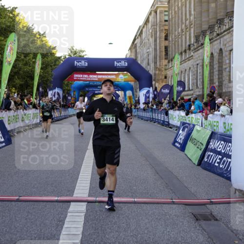 01.09.2024 - BARMER Alsterlauf Kathrin Stürmer Photography http://msf.ph/oto/6971229 01.09.2024 10:09:03 Ziel 2023, 2754, 2821, 5232, 8097, 2345, 2465, 2680, 3227, 3414, 3624, 3626, 4076, 4345, 4379, 4981 meine-sportfotos.de