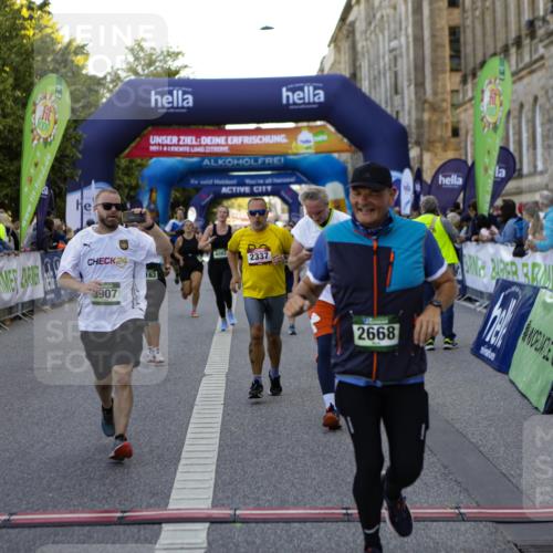 01.09.2024 - BARMER Alsterlauf Kathrin Stürmer Photography http://msf.ph/oto/6971340 01.09.2024 10:10:30 Ziel 2287, 2288, 2346, 2571, 2573, 2797, 2872, 2873, 2938, 3015, 3146, 3147, 3491, 3913, 8083, 8227, 2337, 2391, 2668, 2977, 3274, 3875, 3898, 3907, 4093, 4277, 4770, 4785, 5124, 5125, 8163 meine-sportfotos.de
