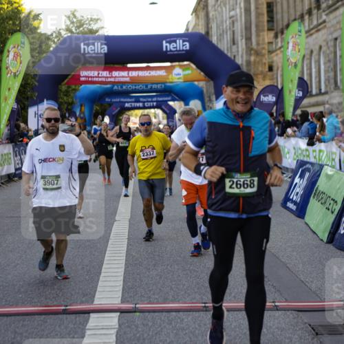 01.09.2024 - BARMER Alsterlauf Kathrin Stürmer Photography http://msf.ph/oto/6971341 01.09.2024 10:10:30 Ziel 2287, 2288, 2346, 2571, 2573, 2797, 2872, 2873, 2938, 3015, 3146, 3147, 3491, 3913, 8083, 8227, 2337, 2391, 2668, 2977, 3274, 3875, 3898, 3907, 4093, 4277, 4770, 4785, 5124, 5125, 8163 meine-sportfotos.de