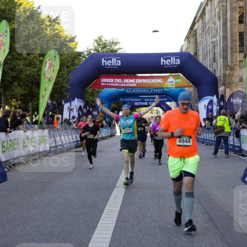 01.09.2024 - BARMER Alsterlauf Kathrin Stürmer Photography http://msf.ph/oto/6971441 01.09.2024 10:11:31 Ziel 2072, 2073, 2247, 3261, 3395, 3902, 3914, 4385, 4632, 4651, 4743, 4927, 4928, 5036, 2647, 2661, 2662, 3288, 3324, 3555, 3688, 4130, 4286, 4391, 4443, 4944, 8101 meine-sportfotos.de