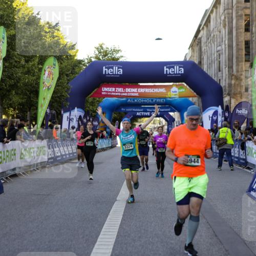 01.09.2024 - BARMER Alsterlauf Kathrin Stürmer Photography http://msf.ph/oto/6971442 01.09.2024 10:11:31 Ziel 2072, 2073, 2247, 3261, 3395, 3902, 3914, 4385, 4632, 4651, 4743, 4927, 4928, 5036, 2647, 2661, 2662, 3288, 3324, 3555, 3688, 4130, 4286, 4391, 4443, 4944, 8101 meine-sportfotos.de
