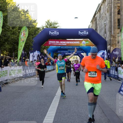 01.09.2024 - BARMER Alsterlauf Kathrin Stürmer Photography http://msf.ph/oto/6971443 01.09.2024 10:11:31 Ziel 2072, 2073, 2247, 3261, 3395, 3902, 3914, 4385, 4632, 4651, 4743, 4927, 4928, 5036, 2647, 2661, 2662, 3288, 3324, 3555, 3688, 4130, 4286, 4391, 4443, 4944, 8101 meine-sportfotos.de