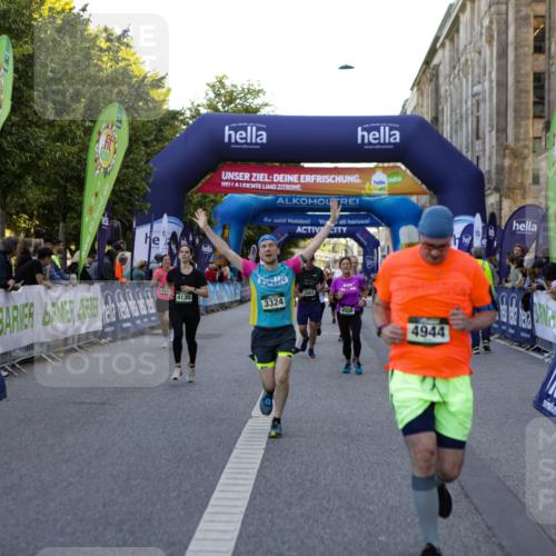 01.09.2024 - BARMER Alsterlauf Kathrin Stürmer Photography http://msf.ph/oto/6971444 01.09.2024 10:11:31 Ziel 2072, 2073, 2247, 3261, 3395, 3902, 3914, 4385, 4632, 4651, 4743, 4927, 4928, 5036, 2647, 2661, 2662, 3288, 3324, 3555, 3688, 4130, 4286, 4391, 4443, 4944, 8101 meine-sportfotos.de