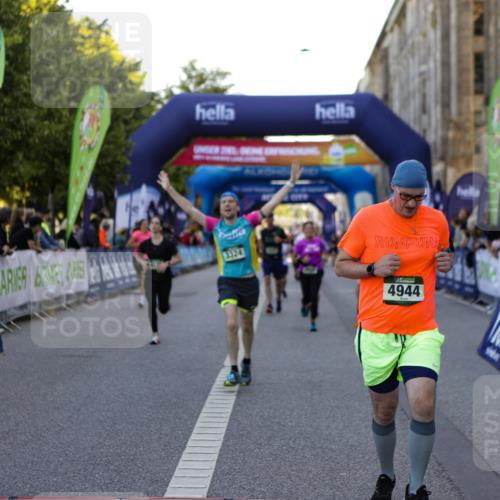 01.09.2024 - BARMER Alsterlauf Kathrin Stürmer Photography http://msf.ph/oto/6971445 01.09.2024 10:11:31 Ziel 2072, 2073, 2247, 3261, 3395, 3902, 3914, 4385, 4632, 4651, 4743, 4927, 4928, 5036, 2647, 2661, 2662, 3288, 3324, 3555, 3688, 4130, 4286, 4391, 4443, 4944, 8101 meine-sportfotos.de