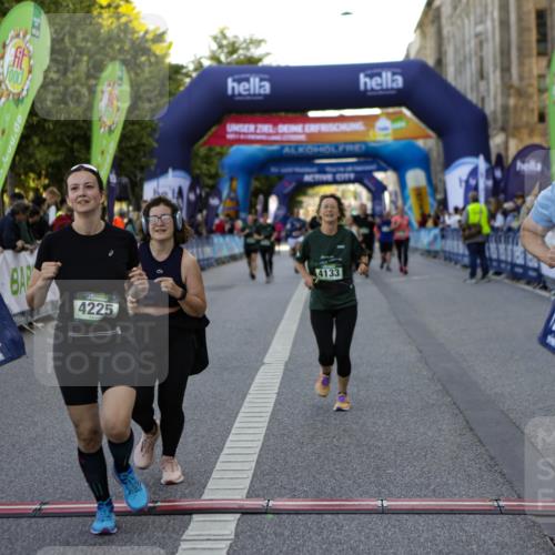 01.09.2024 - BARMER Alsterlauf Kathrin Stürmer Photography http://msf.ph/oto/6971563 01.09.2024 10:13:01 Ziel 2597, 2598, 2995, 3660, 4090, 2259, 3134, 3742, 3817, 3909, 3992, 4127, 4133, 4145, 4214, 4225, 4322, 4582, 4941, 4989 meine-sportfotos.de