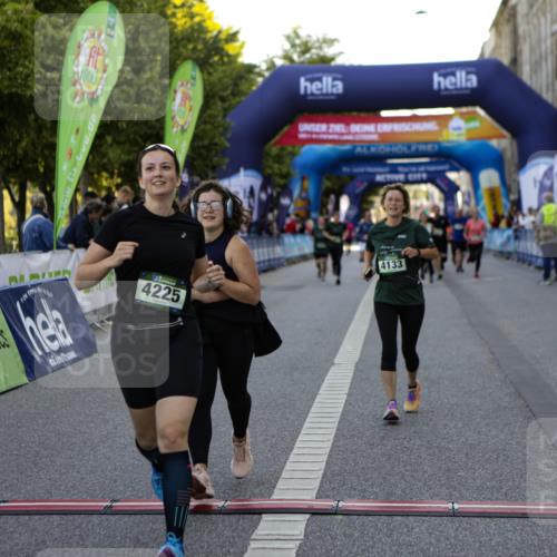 01.09.2024 - BARMER Alsterlauf Kathrin Stürmer Photography http://msf.ph/oto/6971564 01.09.2024 10:13:01 Ziel 2597, 2598, 2995, 3660, 4090, 2259, 3134, 3742, 3817, 3909, 3992, 4127, 4133, 4145, 4214, 4225, 4322, 4582, 4941, 4989 meine-sportfotos.de