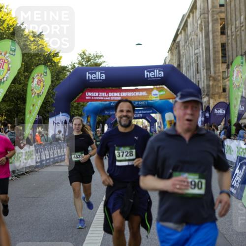 01.09.2024 - BARMER Alsterlauf Kathrin Stürmer Photography http://msf.ph/oto/6971577 01.09.2024 10:13:27 Ziel 2273, 2794, 3482, 3837, 8188, 8247, 2165, 2420, 2786, 2830, 2838, 2839, 3239, 3562, 3619, 3728, 3886, 3994, 4825, 4937, 5042, 8199, 8289, 8290 meine-sportfotos.de