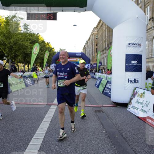 01.09.2024 - BARMER Alsterlauf Kathrin Stürmer Photography http://msf.ph/oto/6971667 01.09.2024 10:14:23 Ziel 2859, 5069, 2033, 2500, 2550, 2569, 2585, 2586, 2637, 2988, 2989, 3099, 3709, 4307, 4449, 4953, 4954, 5273 meine-sportfotos.de