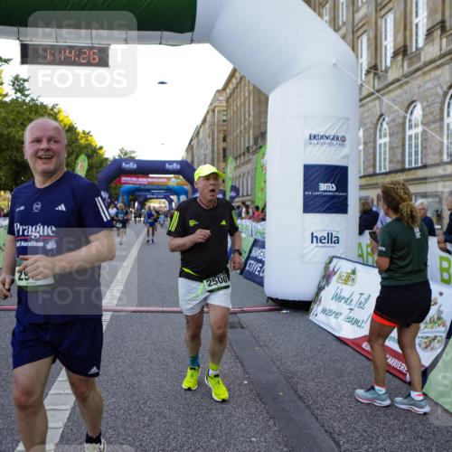01.09.2024 - BARMER Alsterlauf Kathrin Stürmer Photography http://msf.ph/oto/6971671 01.09.2024 10:14:24 Ziel 2859, 2033, 2500, 2550, 2569, 2585, 2586, 2637, 2988, 2989, 3099, 3709, 4307, 4449, 4953, 4954, 5218, 5273 meine-sportfotos.de