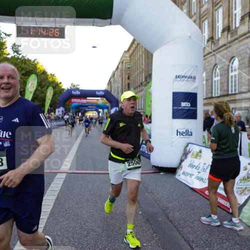 01.09.2024 - BARMER Alsterlauf Kathrin Stürmer Photography http://msf.ph/oto/6971672 01.09.2024 10:14:24 Ziel 2859, 2033, 2500, 2550, 2569, 2585, 2586, 2637, 2988, 2989, 3099, 3709, 4307, 4449, 4953, 4954, 5218, 5273 meine-sportfotos.de