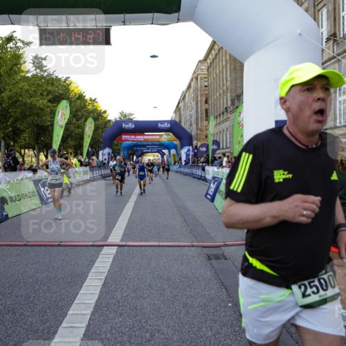 01.09.2024 - BARMER Alsterlauf Kathrin Stürmer Photography http://msf.ph/oto/6971674 01.09.2024 10:14:25 Ziel 2859, 2033, 2500, 2550, 2569, 2585, 2586, 2637, 2988, 2989, 4449, 4516, 4953, 4954, 5218, 5273 meine-sportfotos.de