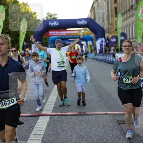 01.09.2024 - BARMER Alsterlauf Kathrin Stürmer Photography http://msf.ph/oto/6971679 01.09.2024 10:14:36 Ziel 2601, 4613, 4893, 4894, 2046, 2120, 2585, 2586, 2690, 2753, 2777, 2793, 3618, 3620, 4285, 4449, 4516, 4520, 4705, 4714, 5031, 5214, 5218, 5220 meine-sportfotos.de