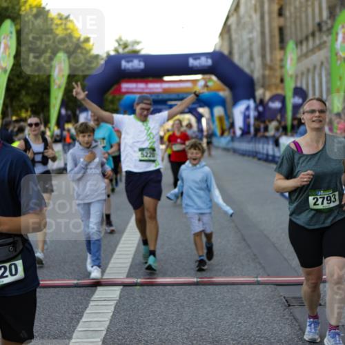 01.09.2024 - BARMER Alsterlauf Kathrin Stürmer Photography http://msf.ph/oto/6971680 01.09.2024 10:14:36 Ziel 2601, 4613, 4893, 4894, 2046, 2120, 2585, 2586, 2690, 2753, 2777, 2793, 3618, 3620, 4285, 4449, 4516, 4520, 4705, 4714, 5031, 5214, 5218, 5220 meine-sportfotos.de