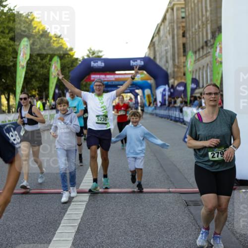 01.09.2024 - BARMER Alsterlauf Kathrin Stürmer Photography http://msf.ph/oto/6971681 01.09.2024 10:14:37 Ziel 2601, 4613, 4893, 4894, 2046, 2120, 2585, 2586, 2690, 2753, 2777, 2793, 3618, 3620, 3782, 4285, 4449, 4516, 4520, 4705, 4714, 5031, 5214, 5218, 5220 meine-sportfotos.de