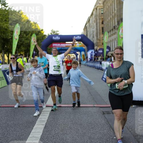 01.09.2024 - BARMER Alsterlauf Kathrin Stürmer Photography http://msf.ph/oto/6971682 01.09.2024 10:14:37 Ziel 2601, 4613, 4893, 4894, 2046, 2120, 2585, 2586, 2690, 2753, 2777, 2793, 3618, 3620, 3782, 4285, 4449, 4516, 4520, 4705, 4714, 5031, 5214, 5218, 5220 meine-sportfotos.de