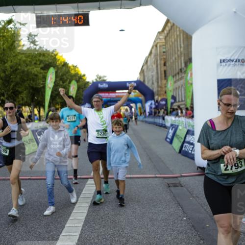 01.09.2024 - BARMER Alsterlauf Kathrin Stürmer Photography http://msf.ph/oto/6971684 01.09.2024 10:14:38 Ziel 2601, 4613, 4893, 4894, 2046, 2120, 2585, 2586, 2690, 2753, 2777, 2793, 3618, 3620, 3782, 3970, 4285, 4449, 4516, 4520, 4705, 4714, 5031, 5214, 5218, 5220 meine-sportfotos.de