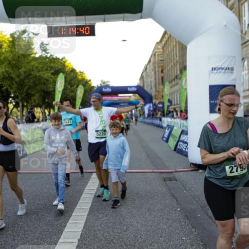 01.09.2024 - BARMER Alsterlauf Kathrin Stürmer Photography http://msf.ph/oto/6971686 01.09.2024 10:14:38 Ziel 2601, 4613, 4893, 4894, 2046, 2120, 2585, 2586, 2690, 2753, 2777, 2793, 3618, 3620, 3782, 3970, 4285, 4449, 4516, 4520, 4705, 4714, 5031, 5214, 5218, 5220 meine-sportfotos.de
