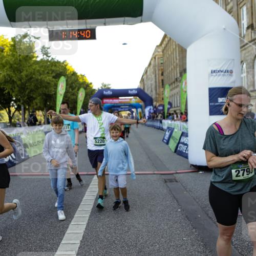 01.09.2024 - BARMER Alsterlauf Kathrin Stürmer Photography http://msf.ph/oto/6971687 01.09.2024 10:14:38 Ziel 2601, 4613, 4893, 4894, 2046, 2120, 2585, 2586, 2690, 2753, 2777, 2793, 3618, 3620, 3782, 3970, 4285, 4449, 4516, 4520, 4705, 4714, 5031, 5214, 5218, 5220 meine-sportfotos.de
