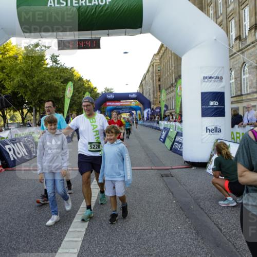 01.09.2024 - BARMER Alsterlauf Kathrin Stürmer Photography http://msf.ph/oto/6971690 01.09.2024 10:14:39 Ziel 2601, 4613, 4893, 4894, 2046, 2120, 2690, 2753, 2777, 2793, 3618, 3620, 3782, 3970, 4285, 4516, 4520, 4705, 4714, 5031, 5214, 5218, 5220 meine-sportfotos.de