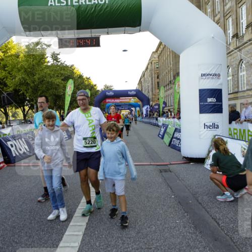 01.09.2024 - BARMER Alsterlauf Kathrin Stürmer Photography http://msf.ph/oto/6971691 01.09.2024 10:14:39 Ziel 2601, 4613, 4893, 4894, 2046, 2120, 2690, 2753, 2777, 2793, 3618, 3620, 3782, 3970, 4285, 4516, 4520, 4705, 4714, 5031, 5214, 5218, 5220 meine-sportfotos.de