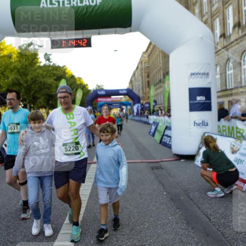 01.09.2024 - BARMER Alsterlauf Kathrin Stürmer Photography http://msf.ph/oto/6971694 01.09.2024 10:14:40 Ziel 2601, 4613, 4893, 4894, 2046, 2120, 2690, 2753, 2777, 2793, 3618, 3620, 3782, 3970, 4285, 4516, 4520, 4705, 4714, 5031, 5214, 5220 meine-sportfotos.de